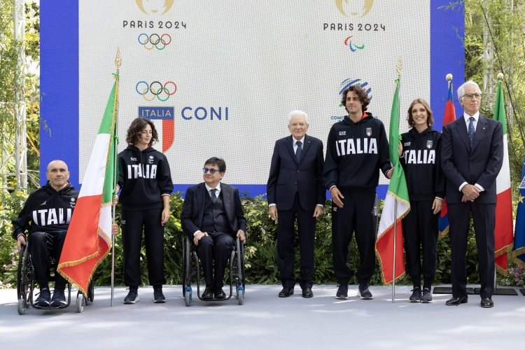 Il Presidente della Repubblica Sergio Mattarella in occasione della cerimonia di consegna della bandiera agli atleti italiani in partenza per i Giochi Olimpici e Paralimpici di Parigi 2024
