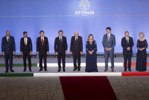 La foto di famiglia in occasione del Pranzo offerto dal Presidente della Repubblica Sergio Mattarella ai Capi di Stato e di Governo del Vertice G7

