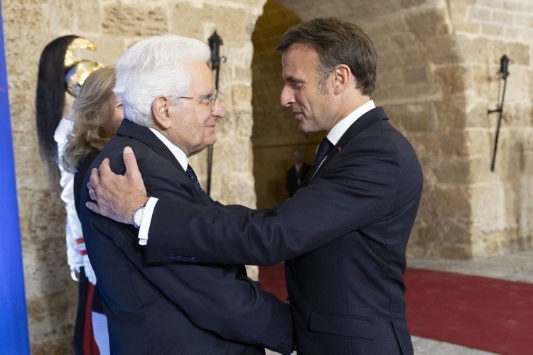 Il Presidente della Repubblica Sergio Mattarella  saluta il Presidente Francese Emmanuel Macron