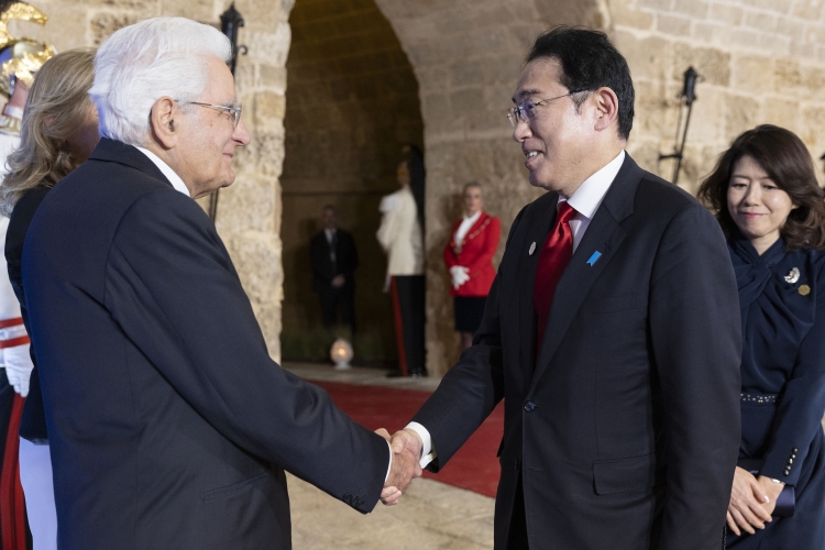 Il Presidente della Repubblica Sergio Mattarella  saluta il Primo Ministro giapponese Fumio Kishida