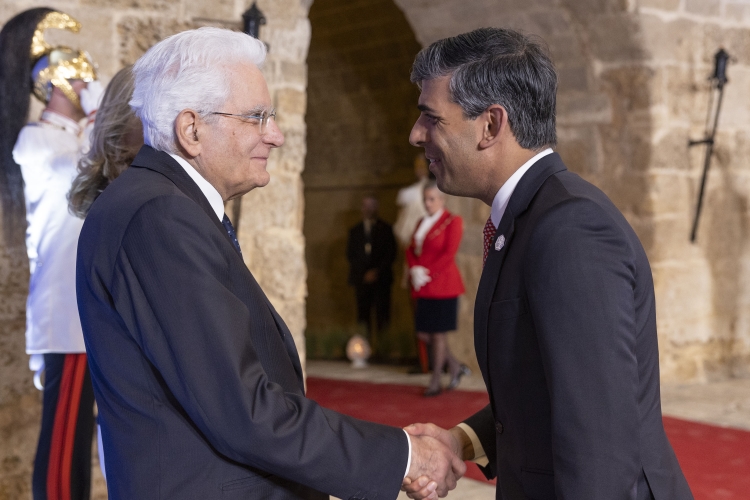 Il Presidente della Repubblica Sergio Mattarella  saluta il Primo Ministro inglese Rishi Sunak