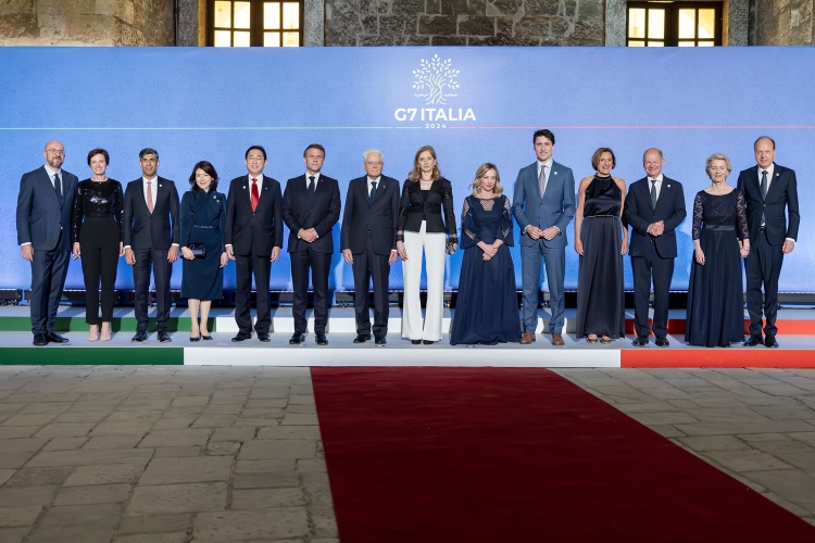 La foto di famiglia in occasione del Pranzo offerto dal Presidente della Repubblica Sergio Mattarella ai Capi di Stato e di Governo del Vertice G7
