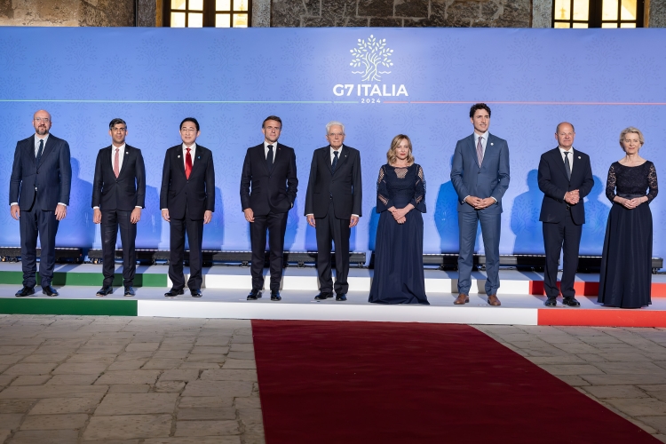 La foto di famiglia in occasione del Pranzo offerto dal Presidente della Repubblica Sergio Mattarella ai Capi di Stato e di Governo del Vertice G7
