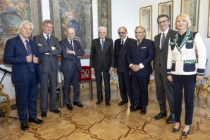 Il Presidente Sergio Mattarella con Alessandro Sallusti, direttore responsabile de il Giornale, gli Editori Antonio e Giampaolo Angelucci e una delegazione del quotidiano, in occasione del cinquantesimo anniversario della fondazione de "Il Giornale" 