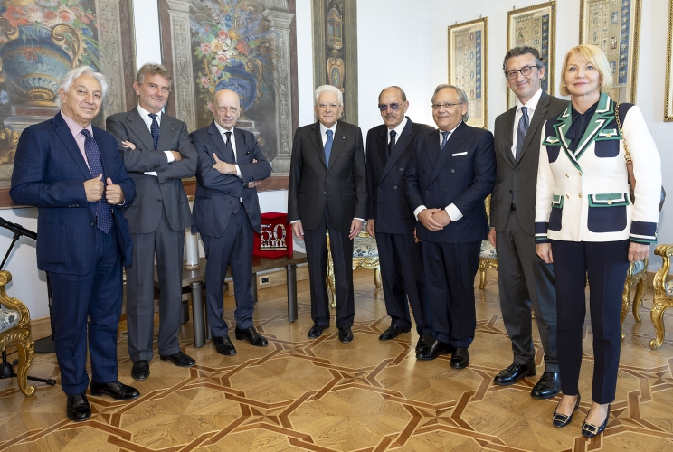 Il Presidente Sergio Mattarella con Alessandro Sallusti, direttore responsabile de il Giornale, gli Editori Antonio e Giampaolo Angelucci e una delegazione del quotidiano, in occasione del cinquantesimo anniversario della fondazione de "Il Giornale" 