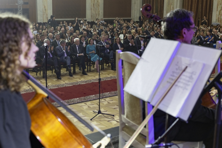 Il Presidente della Repubblica Sergio Mattarella a Palazzo della Repubblica di Chisinau,con Maia Sandu Presidente della Repubblica di Moldova,in occasione del concerto dell’orchestra della Filarmonica
Nazionale moldava “Serghei Lunchevici” 
