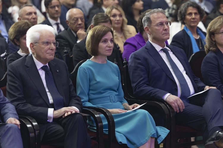 Il Presidente della Repubblica Sergio Mattarella a Palazzo della Repubblica di Chisinau,con Maia Sandu Presidente della Repubblica di Moldova,in occasione del concerto dell’orchestra della Filarmonica
Nazionale moldava “Serghei Lunchevici” 
