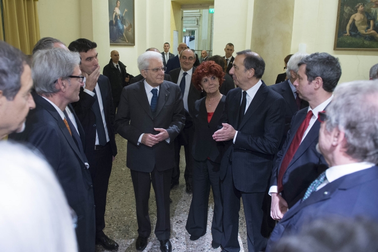 Il Presidente Sergio Mattarella con i relatori della giornata conclusiva degli "Stati Generali lotta alle mafie"