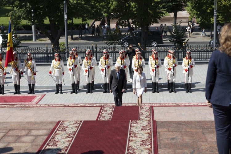 Il Presidente della Repubblica Sergio Mattarella a Palazzo Presidenziale accolto da Maia Sandu Presidente della Repubblica di Moldova, in occasione della visita Ufficiale nella Repubblica di Moldova
