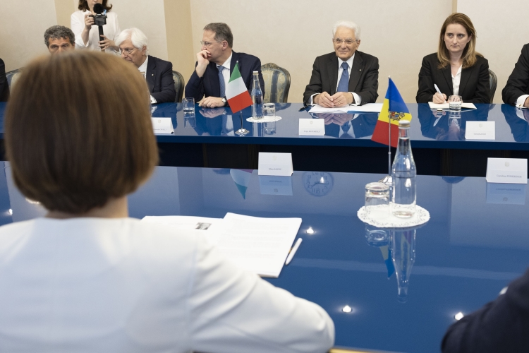 Il Presidente della Repubblica Sergio Mattarella con Maia Sandu, Presidente della Repubblica di Moldova, durante i colloqui con le rispettive delegazioni
