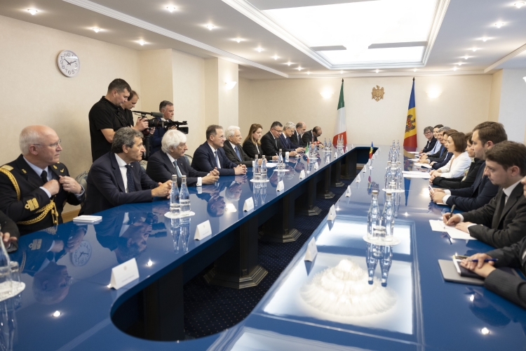 Il Presidente della Repubblica Sergio Mattarella con Maia Sandu, Presidente della Repubblica di Moldova, durante i colloqui con le rispettive delegazioni
