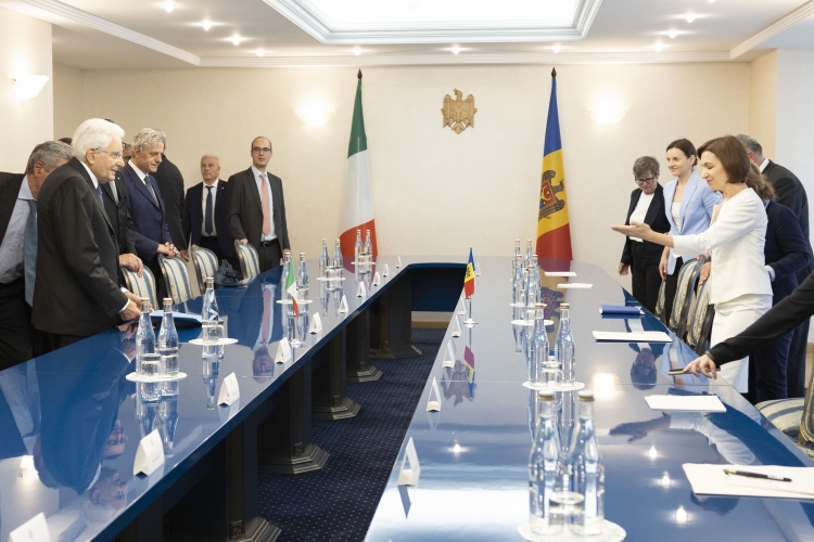 Il Presidente della Repubblica Sergio Mattarella con Maia Sandu, Presidente della Repubblica di Moldova, durante i colloqui con le rispettive delegazioni
