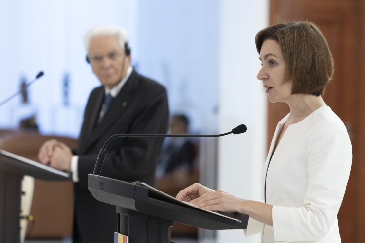 Il Presidente della Repubblica Sergio Mattarella con Maia Sandu, Presidente della Repubblica di Moldova, durante la conferenza stampa 
