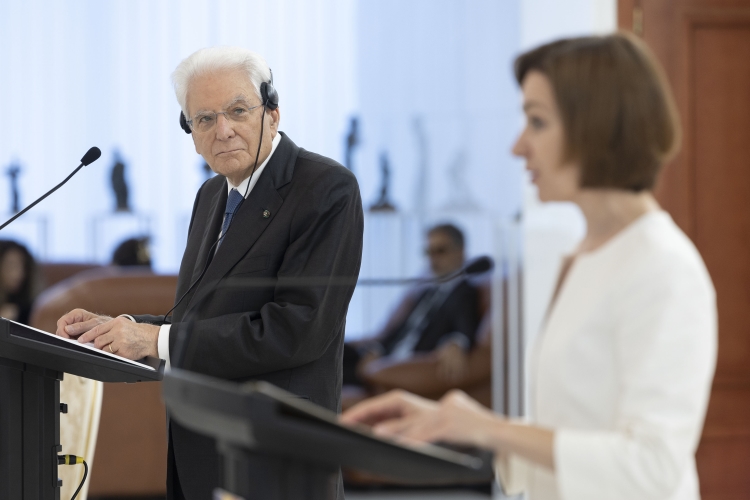 Il Presidente della Repubblica Sergio Mattarella con Maia Sandu, Presidente della Repubblica di Moldova, durante la conferenza stampa 
