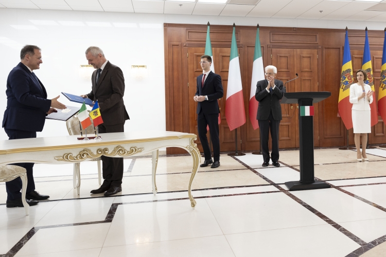 Il Presidente della Repubblica Sergio Mattarella con Maia Sandu, Presidente della Repubblica di Moldova, in occasione della cerimonia di firma di due intese 
