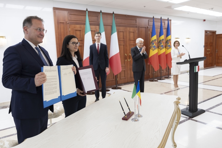Il Presidente della Repubblica Sergio Mattarella con Maia Sandu, Presidente della Repubblica di Moldova, in occasione della cerimonia di firma di due intese 
