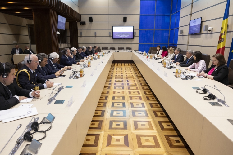 Il Presidente della Repubblica Sergio Mattarella a Palazzo del Parlamento, con Igor Grosu, Presidente del Parlamento, durante i colloqui con le rispettive delegazioni
