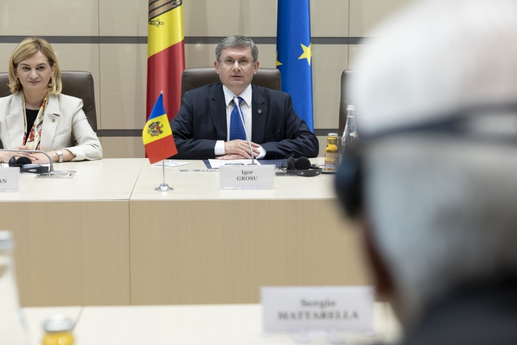 Il Presidente della Repubblica Sergio Mattarella, a Palazzo del Parlamento, con Igor Grosu, Presidente del Parlamento, durante i colloqui con le rispettive delegazioni
