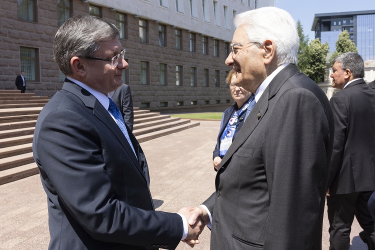 Il Presidente della Repubblica Sergio Mattarella accolto a Palazzo del Parlamento da Igor Grosu, Presidente del Parlamento della Repubblica di Moldova
