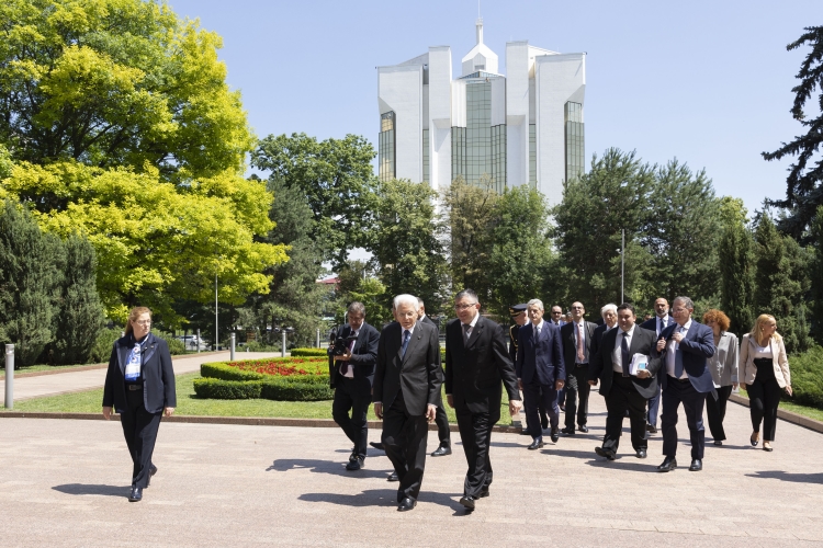 Il Presidente della Repubblica Sergio Mattarella adurante il trasferimento al Palazzo del Parlamento,in occasione della visita Ufficiale nella Repubblica di Moldova
(foto di Francesco Ammendola - Ufficio per la Stampa e la Comunicazione della Presidenza della Repubblica)