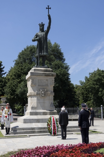 Il Presidente della Repubblica Sergio Mattarella depone una corona al Monumento di Stefano il Grande e il Santo
