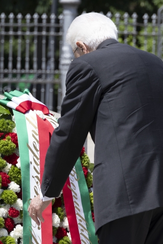 Il Presidente della Repubblica Sergio Mattarella depone una corona al Monumento di Stefano il Grande e il Santo
