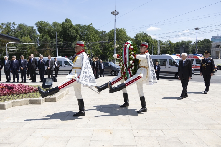 Il Presidente della Repubblica Sergio Mattarella depone una corona al Monumento di Stefano il Grande e il Santo
