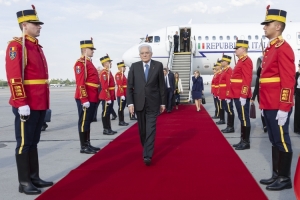 Il Presidente della Repubblica Sergio Mattarella all'aeroporto di Bucarest in occasione della visita Ufficiale in Romania
