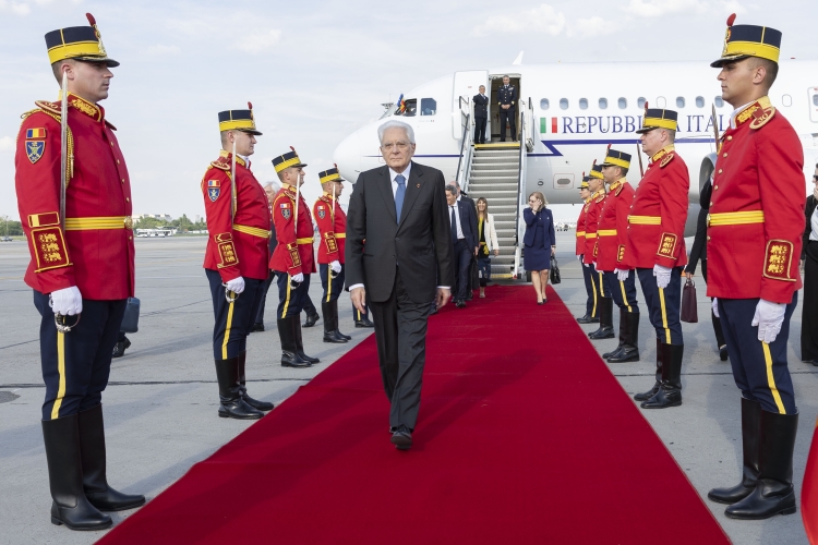 Il Presidente della Repubblica Sergio Mattarella all'aeroporto di Bucarest in occasione della visita Ufficiale in Romania
