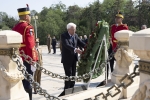 Il Presidente Mattarella depone una corona al Monumento del Milite Ignoto di Bucarest