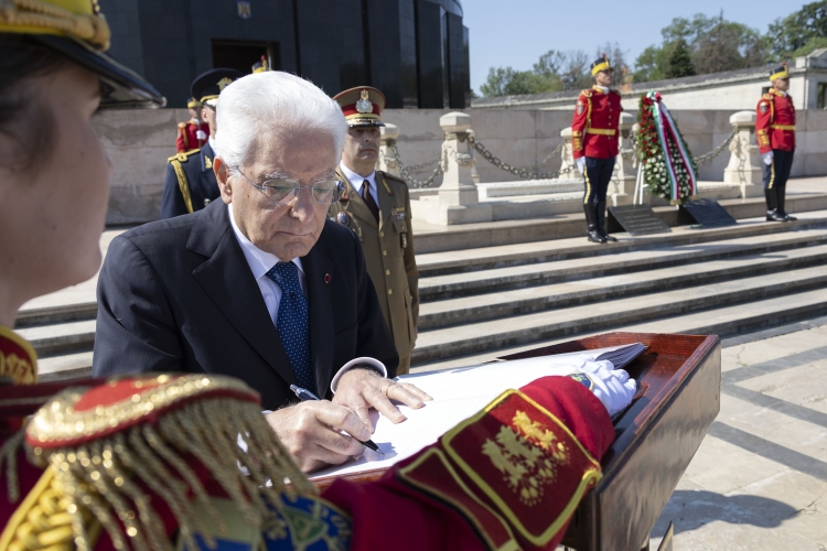 Il Presidente della Repubblica Sergio Mattarella depone una corona al Monumento del Milite Ignoto
