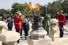 Il Presidente della Repubblica Sergio Mattarella depone una corona al Monumento del Milite Ignoto
