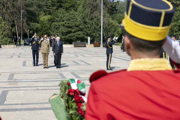 Il Presidente della Repubblica Sergio Mattarella depone una corona al Monumento del Milite Ignoto
