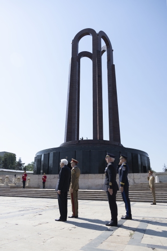 Il Presidente della Repubblica Sergio Mattarella depone una corona al Monumento del Milite Ignoto
