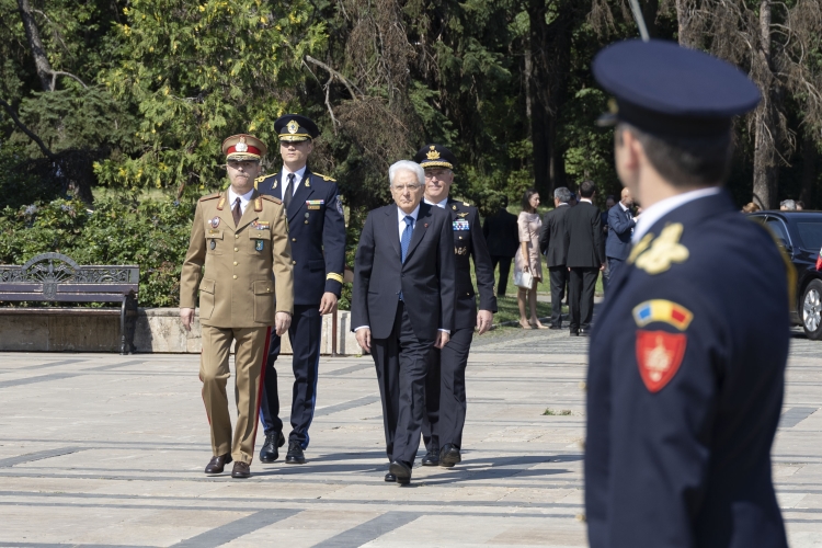 Il Presidente della Repubblica Sergio Mattarella depone una corona al Monumento del Milite Ignoto
