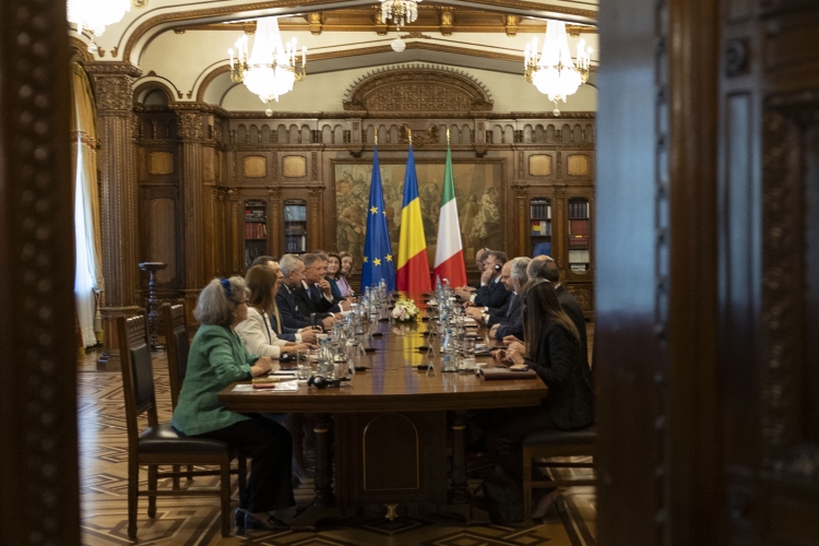 Il Presidente della Repubblica Sergio Mattarella con il Klaus Iohannis, Presidente di Romania, durante i colloqui con le rispettive delegazioni
