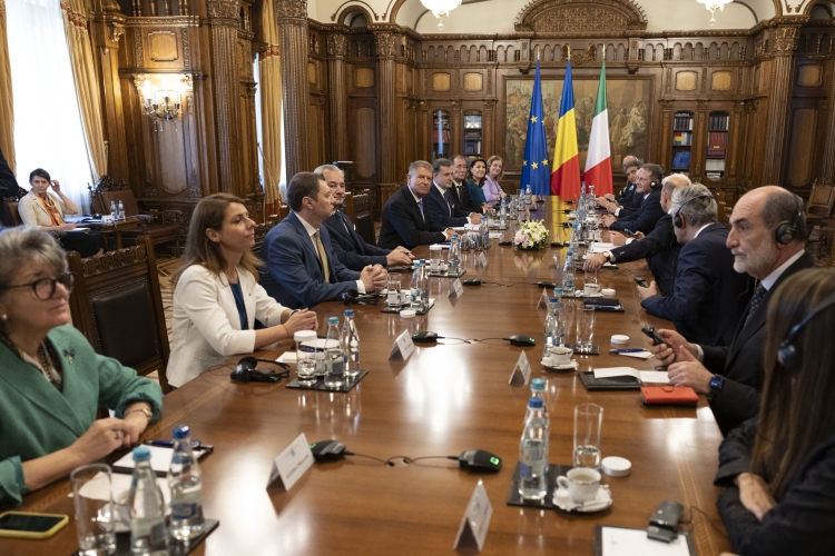 Il Presidente della Repubblica Sergio Mattarella con il Klaus Iohannis, Presidente di Romania, durante i colloqui con le rispettive delegazioni
