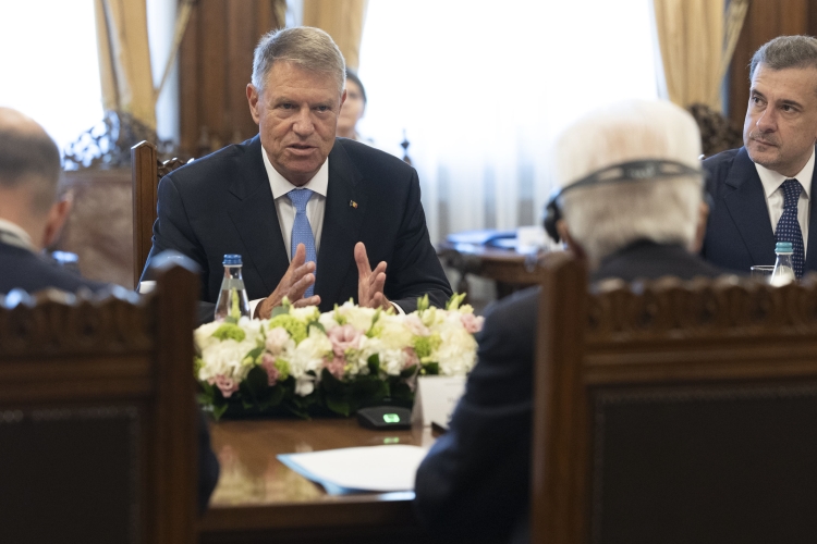 Il Presidente della Repubblica Sergio Mattarella con il Klaus Iohannis, Presidente di Romania, durante i colloqui con le rispettive delegazioni
