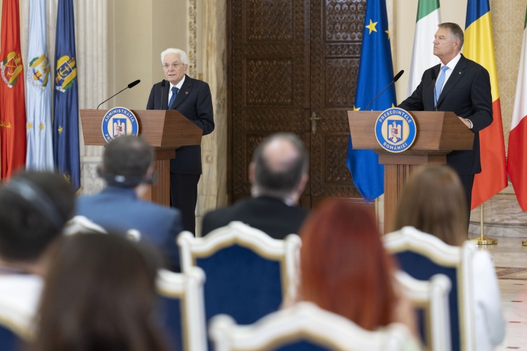 Il Presidente della Repubblica Sergio Mattarella con il Klaus Iohannis, Presidente di Romania, durante le dichiarazioni alla stampa
