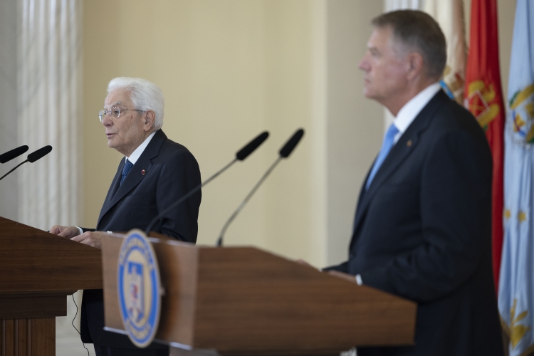 Il Presidente della Repubblica Sergio Mattarella con il Klaus Iohannis, Presidente di Romania, durante le dichiarazioni alla stampa
