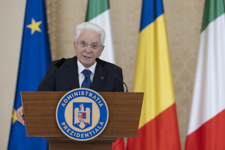 Il Presidente della Repubblica Sergio Mattarella con il Klaus Iohannis, Presidente di Romania, durante le dichiarazioni alla stampa
