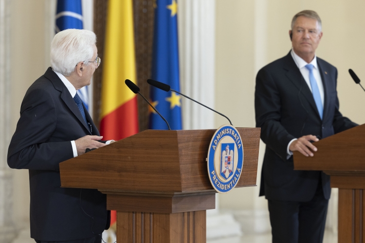 Il Presidente della Repubblica Sergio Mattarella con il Klaus Iohannis, Presidente di Romania, durante le dichiarazioni alla stampa
