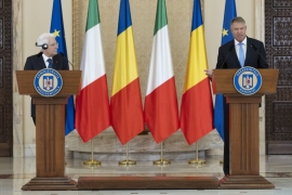 Il Presidente della Repubblica Sergio Mattarella con il Klaus Iohannis, Presidente di Romania, durante le dichiarazioni alla stampa
