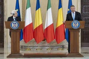 Il Presidente della Repubblica Sergio Mattarella con il Klaus Iohannis, Presidente di Romania, durante le dichiarazioni alla stampa
