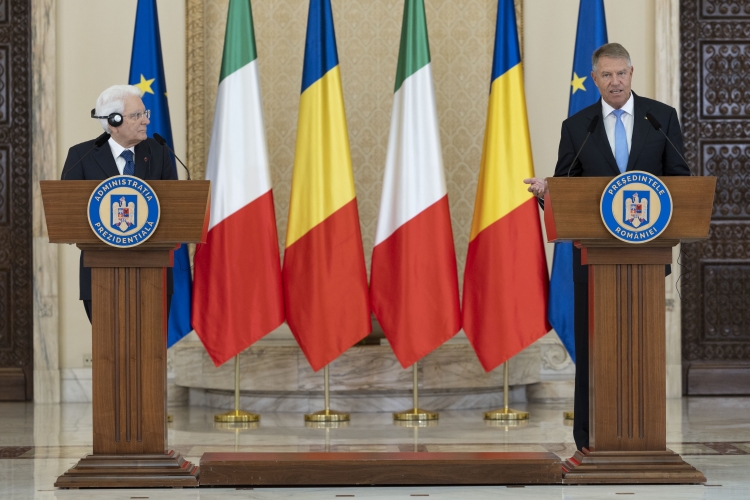Il Presidente della Repubblica Sergio Mattarella con il Klaus Iohannis, Presidente di Romania, durante le dichiarazioni alla stampa
