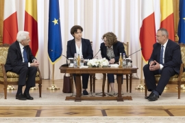 Il Presidente della Repubblica Sergio Mattarella a Palazzo del Parlamento con il Presidente del Senato, Nicolae Ciucă
