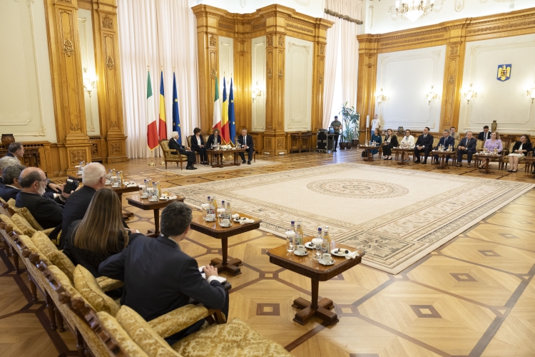 Il Presidente della Repubblica Sergio Mattarella a Palazzo del Parlamento con il Presidente del Senato, Nicolae Ciucă
