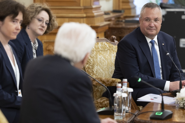 Il Presidente della Repubblica Sergio Mattarella a Palazzo del Parlamento con il Presidente del Senato, Nicolae Ciucă

