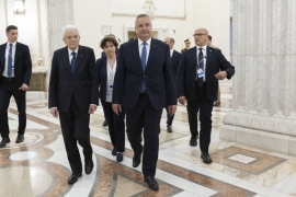 Il Presidente della Repubblica Sergio Mattarella a Palazzo del Parlamento con il Presidente del Senato, Nicolae Ciucă
