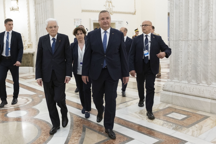 Il Presidente della Repubblica Sergio Mattarella a Palazzo del Parlamento con il Presidente del Senato, Nicolae Ciucă
